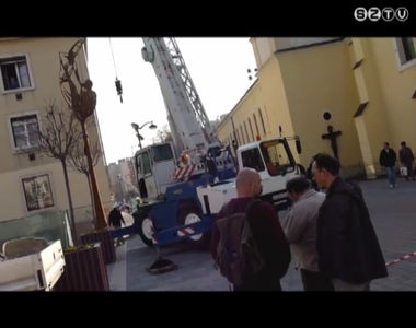 A Savaria téri Szent Márton szobor felállítása (kommentár nélkül) A Savaria téri Szent Márton szobor felállítása (kommentár nélkül)