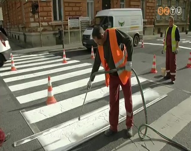 �tburkolati jeleket festenek a SZOVA Zrt. munkat�rsai a belv�rosban