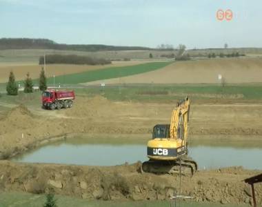 B�v�tik a vaskeresztesi Horg�szturisztikai Centrum el�tti Alpesi-tavat