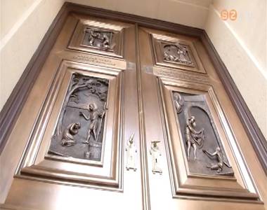 A jubileumi Szent M�rton-�vre meg�jult a a szombathelyi sz�kesegyh�z f�bej�rata