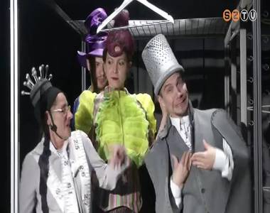 A cs�sz�r �j ruh�ja a Mesebolt B�bsz�nh�zban