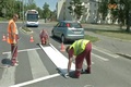Festik az útburkolati jeleket a SZOVA Zrt. munkatársai Festik az útburkolati jeleket a SZOVA Zrt. munkatársai