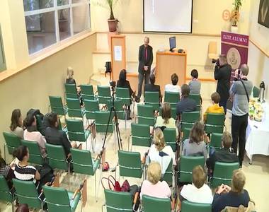 Szombathelyr�l indult t�rt�n�szek mutatkoznak be az egyetemi k�zpontban