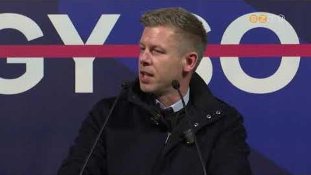 Magyar z�szl�val a kez�ben �rkezett meg Magyar P�ter a Berzsenyi t�rre