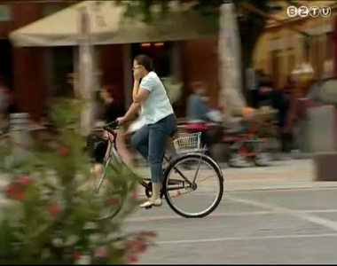 Kutyapiszok �s sz�guldoz� ker�kp�rosok a F� t�ren