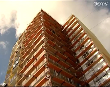 Szigetelik a K�roly R�bert utca egyik 10 emeltes �p�let�t