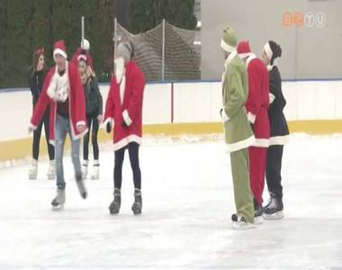 Sz�nes jelmezes mikul�sok tal�lkoztak a j�gp�ly�n