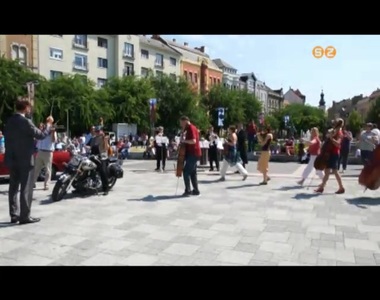 Villámcsődülettel hívta fel magára a figyelmet a Fő téren a Savaria Szimfonikus Zenekar Villámcsődülettel hívta fel magára a figyelmet a Fő téren a Savaria Szimfonikus Zenekar