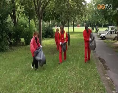 K�zfoglalkoztatottak szedik a szemetet a v�ros lak�telepein