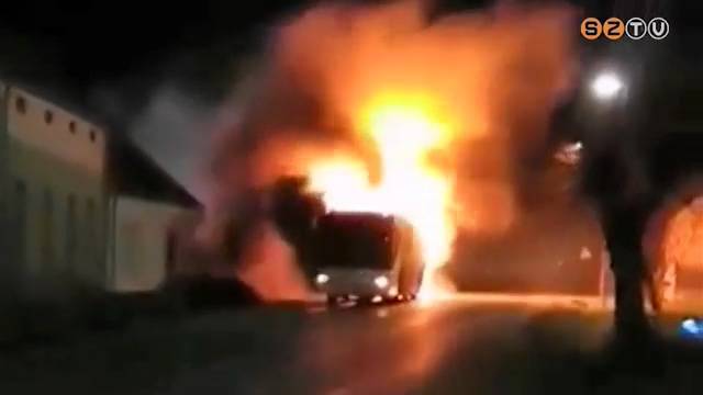 Kigyulladt és teljesen kiégett egy munkásokat szállító autóbusz Sorokpolányban hétfőn este Kigyulladt és teljesen kiégett egy munkásokat szállító autóbusz Sorokpolányban hétfőn este