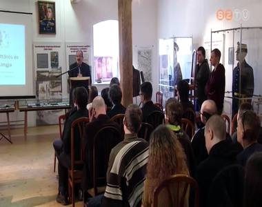 A diadal kapuj�ban, a szakad�k perem�n