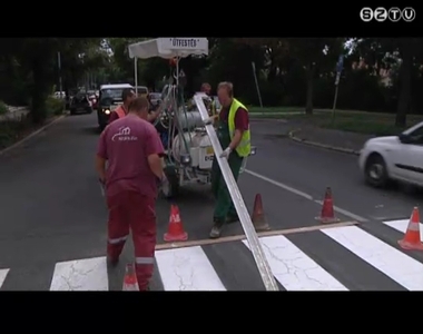 Útburkolati jeleket festenek a napokban a város több pontján Útburkolati jeleket festenek a napokban a város több pontján