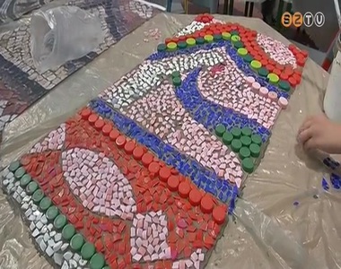 Sz�nes mozaikot k�sz�tettek iskol�sok a k�pt�rban