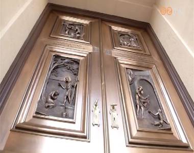 A jubileumi Szent M�rton-�vre meg�jult a a szombathelyi sz�kesegyh�z f�bej�rata