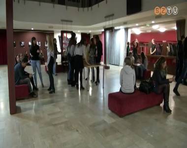 Sz�nh�zban j�rtak a premontreis di�kok