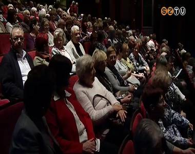 Sz�nh�zba v�rt�k az id�seket