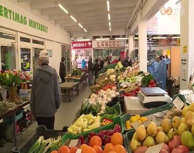 H�sv�t el�tti piaci k�rk�p Szombathelyen: sonka �s toj�s van b�ven, k�s�bbre v�rj�k a nagy rohamot az �rusok 