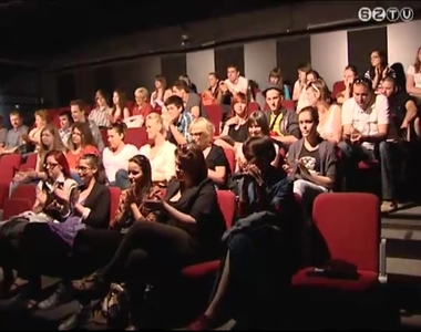 Sz�nh�z �s �n c�mmel hirdetett filmes p�ly�zatot a sz�nh�z �s az egyetem