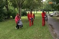 K�zfoglalkoztatottak szedik a szemetet a v�ros lak�telepein