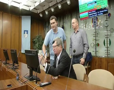 Lecser�lt�k a szavaz�rendszert a V�rosh�za nagyterm�ben