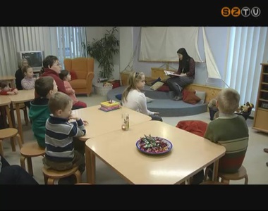 Kar�csonyra k�sz�l�dtek a Berzsenyi D�niel K�nyvt�rban