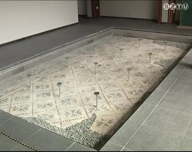 Az Iseumban tekinthet� meg a helyre�ll�tott r�mai kori mozaik