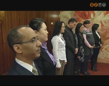 Nyolc �j magyar �llampolg�r vehette �t honos�t�si pap�rjait a V�rosh�z�n