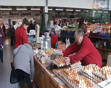 H�sv�t k�zeledt�vel �l�nk a forgalom a szombathelyi v�s�rcsarnokban