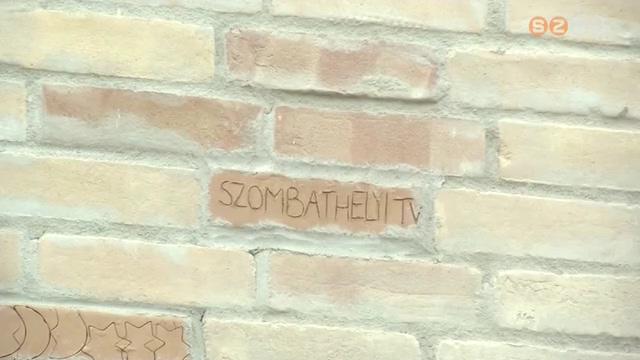 Elkezdték beépíteni a Schrammel-kerámiagyűjteménynek otthon adó kiállítóhely egyedi tégláit Elkezdték beépíteni a Schrammel-kerámiagyűjteménynek otthon adó kiállítóhely egyedi tégláit