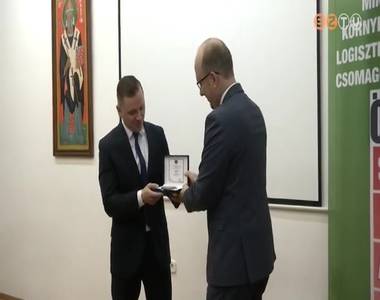 Tan�cskoz�s �s d�j�tad�s az �ko-maj�lison