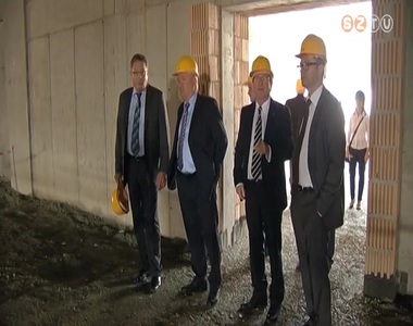 J�l halad az �p�tkez�s