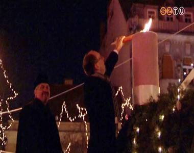 Koczka Tibor alpolg�rmester gy�jtotta meg a F� t�ri adventi koszor� harmadik gyerty�j�t