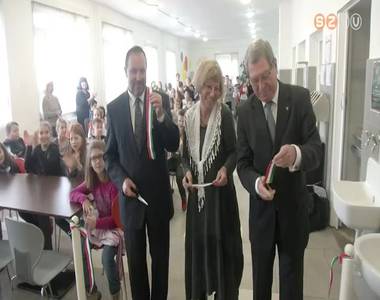 �tadt�k a Neumann J�nos �ltal�nos Iskola fel�j�tott �tkez�j�t