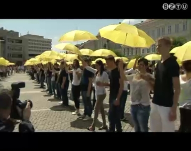 12 középiskola diákjai táncolták el a francia négyest a Fő téren