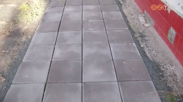 Az utolsó járdalapokat tették le szerdán a Nagy Lajos király utcában Az utolsó járdalapokat tették le szerdán a Nagy Lajos király utcában