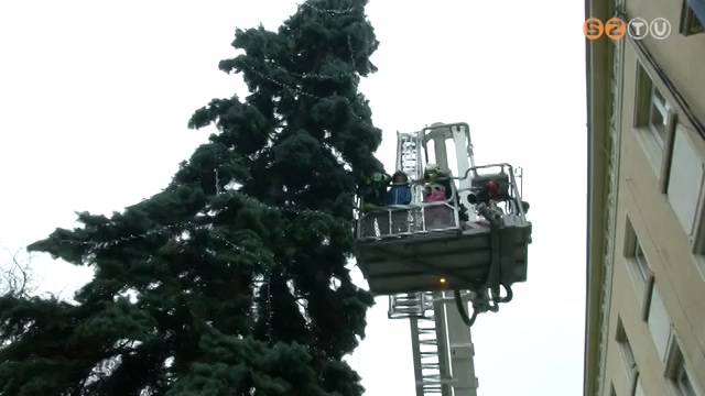 Gyerekek díszítették fel a tűzoltók karácsonyfáját Gyerekek díszítették fel a tűzoltók karácsonyfáját