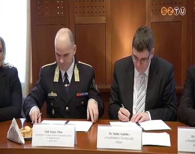 Egy�ttm�k�d�s