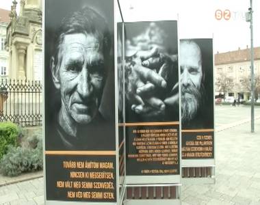 Hajl�ktalanokat �br�zol� portr�kb�l ny�lt ki�ll�t�s a F� t�ren