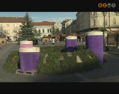 Fel�ll�tott�k az adventi gyerty�kat a F� t�ren