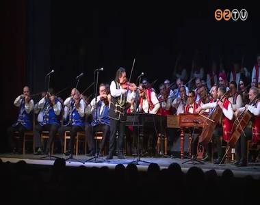 J�t�kony c�l� koncertet adott a 100 Tag� Cig�nyzenekar a sporth�zban