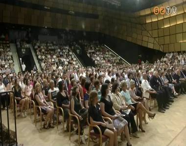 Kiosztott�k az els� szombathelyi ELTE-s diplom�kat