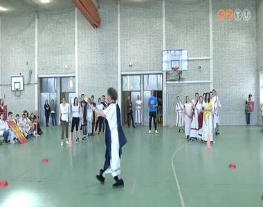 Di�kkarnev�l k�pekben c�mmel ny�lt ki�ll�t�s az Oladi Szakk�z�piskola gal�ri�j�ban