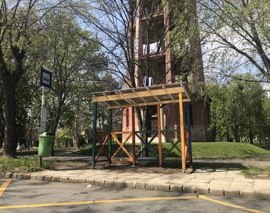 Hivatalos buszmeg�ll�t szeretne az �nkorm�nyzat a K�tfark� Kutyap�rt illeg�lis v�r�ja helyett