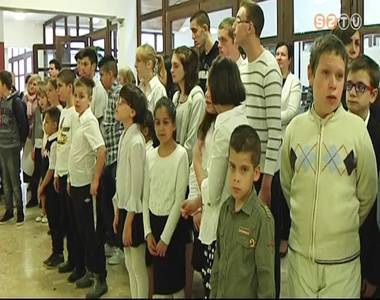 Vers- �s pr�zamond� verseny volt az Aranyh�dban