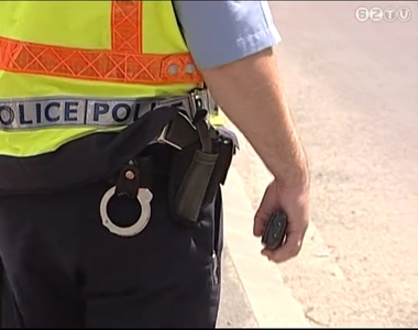 Kezet emelet a rendőrre Kezet emelet a rendőrre