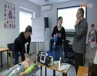 Orvosoknak �s k�rh�zi szakdolgoz�knak szervezett �jra�leszt�si oktat�st a Ment��llom�s