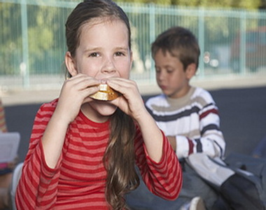 Ingyen uzsonna a rászoruló diákoknak Ingyen uzsonna a rászoruló diákoknak