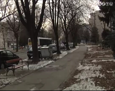 Emel�kosaras aut�val  metszik a nagym�ret� f�kat a Joskar-Ola lak�telepen