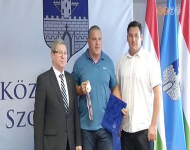 Pusk�s Tivadar k�sz�nt�tte Pars Kriszti�nt