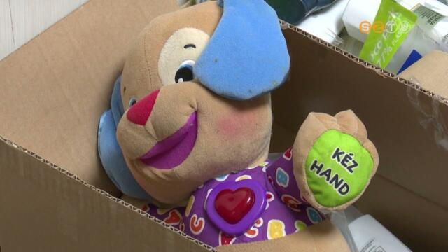 Karcsonyi ajndkcsomagokat kaptak a Csaldok tmeneti Otthonnak laki